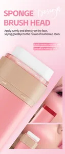 Detail van sponsborstelhulst op matte roze blushstick voor natuurlijke make-up