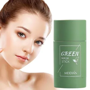 Detalle del stick de mascarilla de té verde MEIDIAN con modelo de piel muy suave