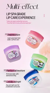 Vista macro de cuatro mascarillas labiales hidratantes con divertidas etiquetas de animales