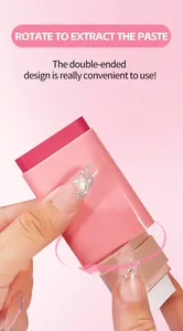 Detail van het draaien van de matte crème blush stick met twee uiteinden voor gebruik.