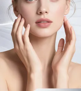 Primer plano de la piel facial suave y radiante tras crema hidratante iluminadora