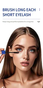 Nahaufnahme eines Models, das leichte, wasserfeste Mascara für lange Wimpern aufträgt.