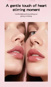 Detailopname van glanzende hydraterende lippenolie op modellen voor een gevoede finish