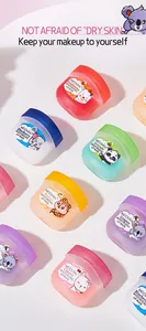 Vista detallada de mascarillas labiales de frutas con lindos dibujos de animales