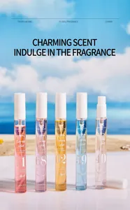 Collezione di cinque profumi da viaggio spray con numeri su una spiaggia soleggiata