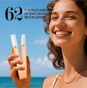 Primo piano dei flaconi spray Tao Beauty su uno sfondo di spiaggia soleggiata.
