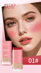Close-up van het effect van de MEIDIAN matte blushstick 01# roze op het gezicht van model