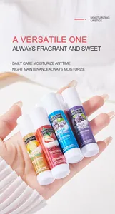 Primer plano de una mano sosteniendo cuatro bálsamos labiales frutales hidratantes