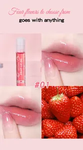 Macro-opname van hydraterende MEIDIAN aardbeien lipolie voor een glanzend resultaat