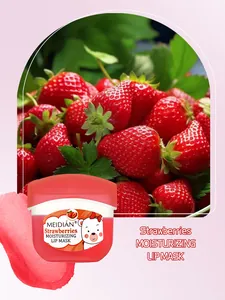 Vista detallada de la mascarilla labial de fresa con fondo de frutas frescas