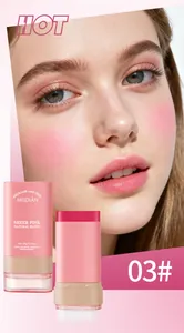 Gedetailleerde weergave van natuurlijke roze blush stick met make-up demonstratie op het model