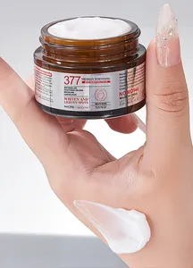 Primer plano de la crema aclarante MEIDIAN 377 para manchas en la mano.