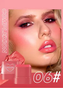 Detailansicht von rosa Rouge und Lippencreme auf Modell mit Farbmuster für Nuance 06#