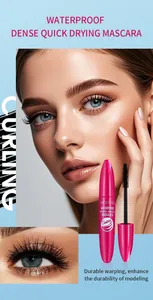 Detailansicht der wasserfesten Mascara-Effekte auf langen, geschwungenen Wimpern.