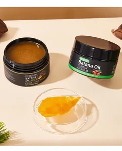 Détail de la texture de la crème bouclante Batana Oil dans une coupelle en verre