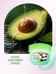 Detalle de la mascarilla labial de aguacate que muestra su textura verde suave