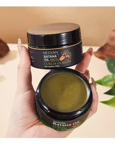 Détail de la crème bouclante à l'huile de Batana montrant la texture verte lisse.