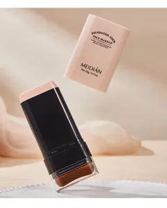 Vue détaillée du stick fond de teint MEIDIAN avec crème correctrice et pinceau mélangeur doux