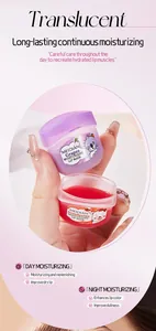 Set de mascarillas labiales de frutas con sabores a fresa y uva sostenido en la mano.
