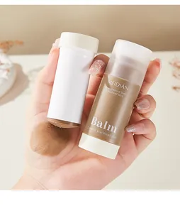 Gedetailleerde weergave van kastanje mee-eter reinigingsstick balsem op de handpalm