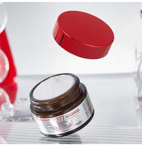 Primer plano de crema hidratante MEIDIAN 377 con textura blanca y tapa roja metalizada (83 chars)