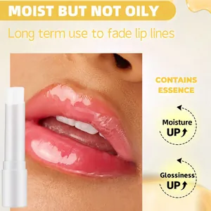 Primer plano del bálsamo labial hidratante con efecto de acabado brillante y sano