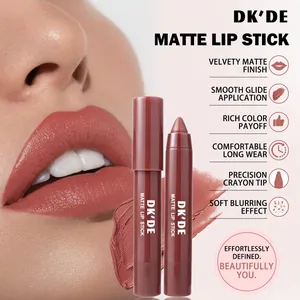 Nahaufnahme des DK'DE samtigen matten Lippenstifts mit reichhaltiger Farbe und Finish