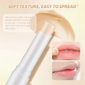 Detalle macro de bálsamo labial hidratante con textura sedosa en los labios