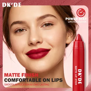 Detailansicht des matten Lippenstiftstifts von DK'DE mit rotem Finish
