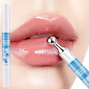 Detailopname van de lipserum rollerball applicator met een glanzende collageen finish op de lippen