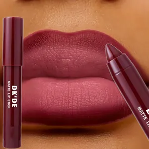 Detailansicht des matten Lippenstifts von DK'DE mit einem tiefbeerigen Lippen-Swatch