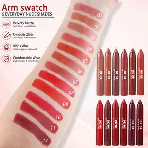 Arm-Swatch-Ansicht von 12 matten Lippenstift-Nuancen mit intensiver Pigmentierung und Textur.