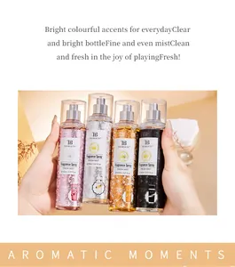 Vue rapprochée de quatre flacons de spray parfumé Tao Beauty de différentes couleurs