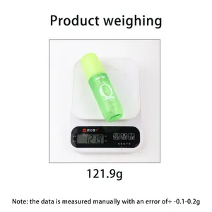 Balance électronique affichant le poids de 121,9 g d'un flacon de spray capillaire DKDE