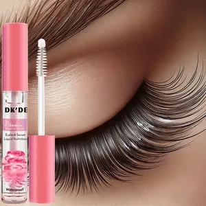 Detailansicht von DKDE wasserfestem Wimpernserum neben einem Makrofoto langer Wimpern