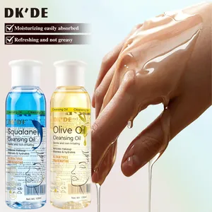 Detalle en primer plano de la textura del aceite limpiador DK'DE aplicado en la mano