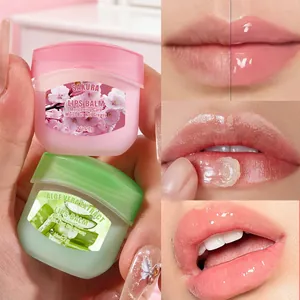 Detailweergave van hydraterende lippenbalsam met sakura en aloë vera en glanseffect.