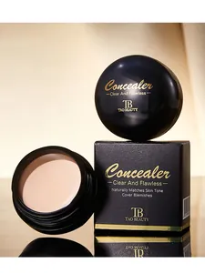 Vue macro de la texture crémeuse du correcteur à côté de son boîtier doré