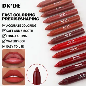 Nahaufnahme des DK'DE matten Lippenstift-Sets mit verschiedenen Farben und Texturen