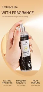 Gros plan d'un flacon de brume parfumée Tao Beauty tenu par une main très élégante.
