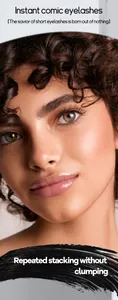 Detail-Nahaufnahme zeigt den verlängernden und schwunggebenden Mascara-Effekt auf Wimpern