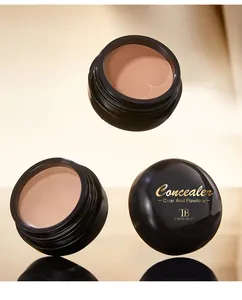 Vue détaillée des pots de correcteur crème Tao Beauty montrant la texture lisse