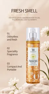 Gros plan du spray parfumé Tao Beauty présenté avec des fleurs blanches et des pierres