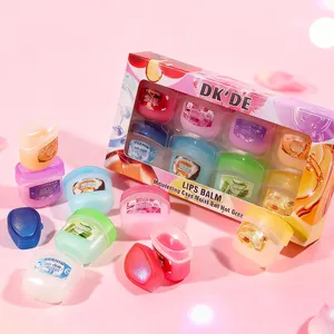 Set van 8 kleurrijke hydraterende lippenbalsems in minipotjes met roze doosje.