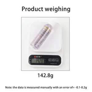 Detalle que muestra el frasco de aceite limpiador DKDE en una báscula que pesa 142,8g.
