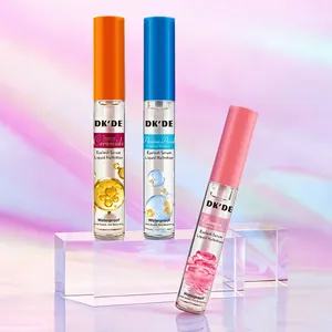 Drei Arten von DK'DE Wimpernserum auf klaren Blöcken mit pastellfarbenem Hintergrund