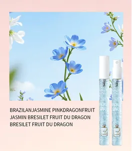 Gros plan des flacons de parfum Tao Beauty 10ml avec un décor floral élégant.