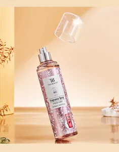 Gros plan du spray parfumé Tao Beauty avec un bouchon flottant et un motif floral élégant