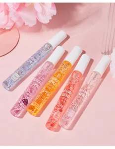 Gros plan de cinq flacons de parfum Tao Beauty de 10ml sur fond rose