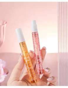Détail montrant deux flacons de parfum de 10 ml avec des motifs floraux élégants